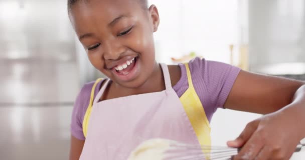 Szczęśliwa Niezmieniona Afrykańska Dziewczyna Bawiąca Się Pieczeniem Babeczek Kuchni Zwolnionym — Wideo stockowe