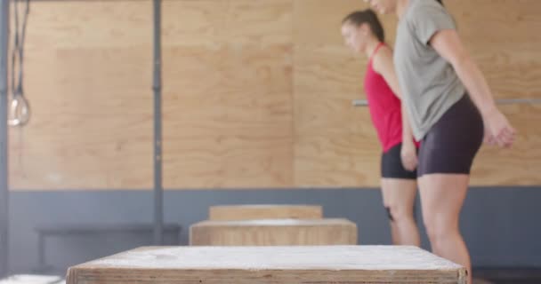 Mujeres Diversas Inalteradas Saltando Cajas Entrenando Clase Fitness Gimnasio Cámara — Vídeos de Stock