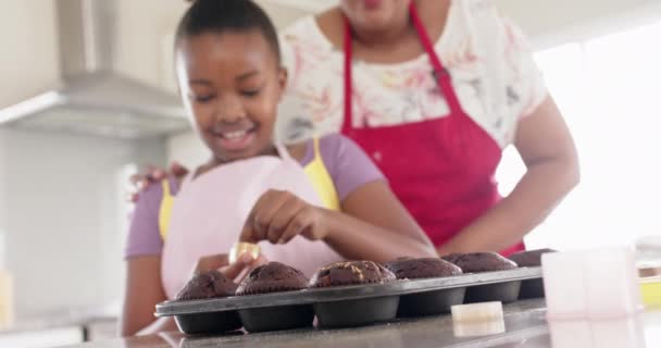 Feliz Madre Afroamericana Inalterada Hija Horneando Decorando Cupcakes Cámara Lenta — Vídeos de Stock