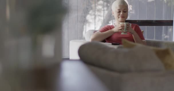 Feliz Mujer Birracial Bebiendo Café Casa Cámara Lenta Vida Doméstica — Vídeos de Stock
