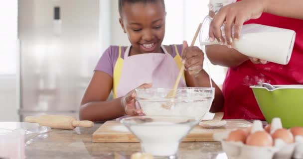Szczęśliwa Niezmieniona Afrykańska Matka Córka Pieką Kuchni Zwolnionym Tempie Gotowanie — Wideo stockowe