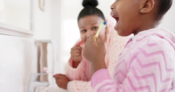 Happy African American Ibu Dan Putri Menggosok Gigi Kamar Mandi — Stok Video