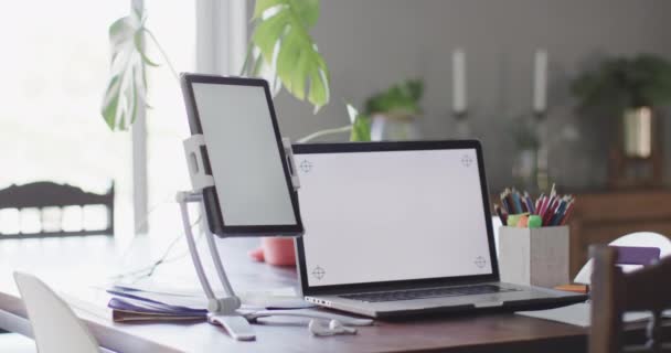 Lege Huiskamer Met Laptop Tablet Met Kopieerruimte Schermen Tafel Slow — Stockvideo
