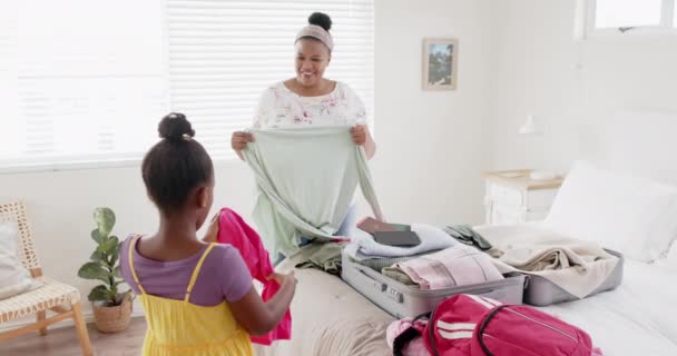 Gelukkige Ongewijzigde Afro Amerikaanse Moeder Dochter Inpakken Koffer Voor Reis — Stockvideo