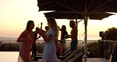 Yavaş çekimde havuz partisinde içki içip dans eden farklı arkadaşlarınız kutlu olsun. Ev hayatı, yaşam tarzı, arkadaşlık ve parti.