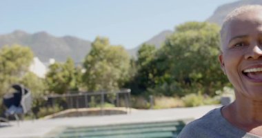 Mutlu son sınıf Afro-Amerikan kadın portresi güneşli bahçede, değiştirilmemiş, yavaş çekim, kopyalama alanı. Emeklilik, yaz, mutluluk, yaşam tarzı ve güven.
