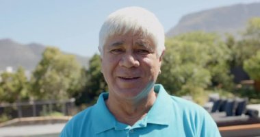 Yoga yapan ve ağır çekimde piknik yapan yaşlı insanların portresi. Emeklilik, yaşam tarzı ve boş zaman.