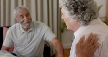 Terapi seansında grupla konuşan sorunlu yaşlı kadın, değişmemiş, ağır çekimde. Yaşlılar yaşam tarzı, akıl sağlığı, arkadaşlık, keder, destek ve grup terapisi.