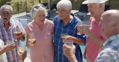 Neşeli bahçe partisinde kadehlerimizi ağır çekimde değişmeden yudumlayan farklı kıdemli arkadaşlar. Arkadaşlık, yaz, eğlence, son sınıf yaşam tarzı, birliktelik ve kutlama..