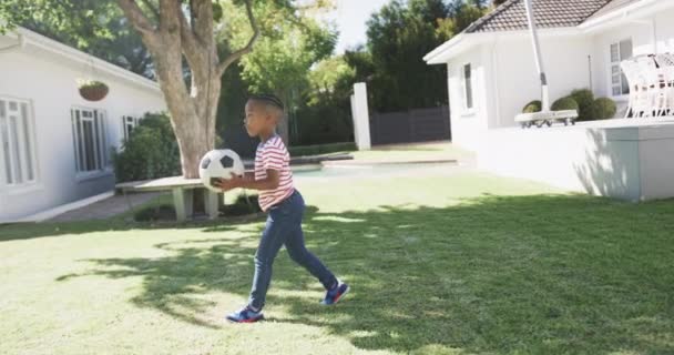 아프리카 미국인 정원에서 동작으로 축구를 있습니다 — 비디오