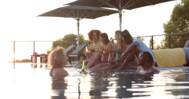 Gelukkige Divers Vrienden Met Drankjes Praten Bij Het Zwembad Zwemmen — Stockvideo