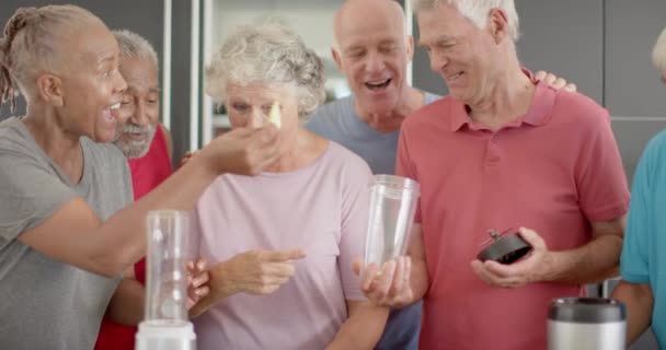 Boldog Változatos Idősebb Barátok Akik Egészségitalt Készítenek Konyhában Változatlanul Lassított — Stock videók