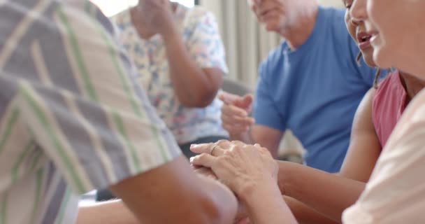 Distress Olika Seniorer Som Håller Hand Talar Grupp Terapisession Oförändrad — Stockvideo