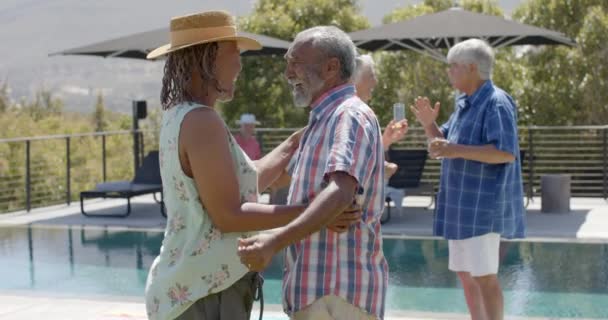 Ευτυχισμένοι Διαφορετικοί Παλιοί Φίλοι Που Μιλάνε Και Χορεύουν Στο Ηλιόλουστο — Αρχείο Βίντεο