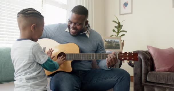 Glad Afrikansk Amerikansk Far Och Son Sitter Soffan Och Spelar — Stockvideo