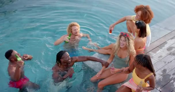 Ευτυχισμένοι Διαφορετικοί Φίλοι Ποτά Που Χορεύουν Και Κολυμπούν Στην Πισίνα — Αρχείο Βίντεο