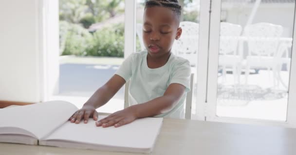 Afrikai Amerikai Fiú Asztalnál Braille Olvas Lassított Felvételen Életmód Gyermekkor — Stock videók