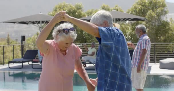 Fröhliche Senioren Tanzen Pool Bei Sonniger Gartenparty Unverändert Zeitlupe Freundschaft — Stockvideo