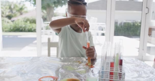 Африканский Американец Сидит Столом Держа Пробирки Жидкостью Замедленной Съемке Стиль — стоковое видео