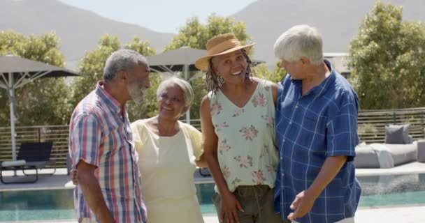 Glückliche Senioren Begrüßten Die Gäste Einer Sonnigen Gartenparty Unverändert Zeitlupe — Stockvideo