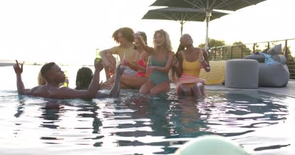 Happy Diverse Vrienden Met Drankjes Dansen Zwemmen Het Zwembad Slow — Stockvideo