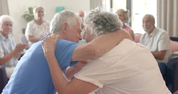 Olika Seniorer Talar Och Omfamnar Känslomässig Gruppterapi Oförändrad Slow Motion — Stockvideo