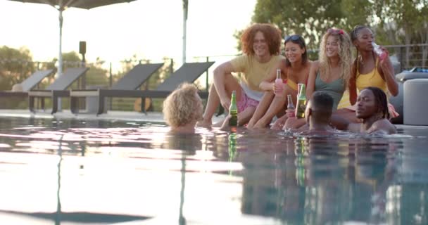 快乐多样的朋友 在游泳池边喝酒 慢吞吞地游泳 家庭生活 生活方式 友谊和聚会 — 图库视频影像