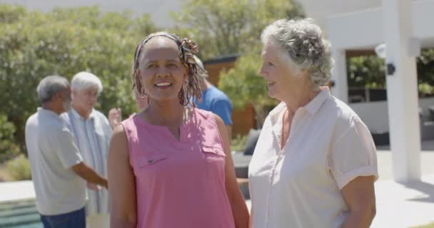 Glad Varierad Senior Kvinnliga Vänner Omfamna Solig Trädgårdsfest Oförändrad Slow — Stockvideo