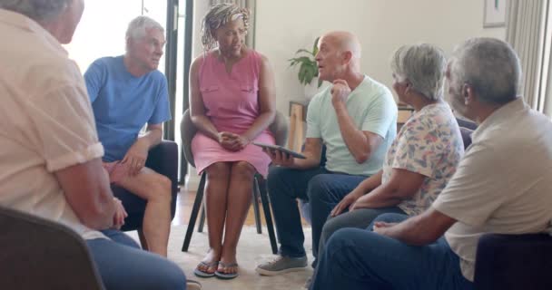 Olika Seniorer Och Manlig Terapeut Med Tablett Talar Terapisession Oförändrad — Stockvideo