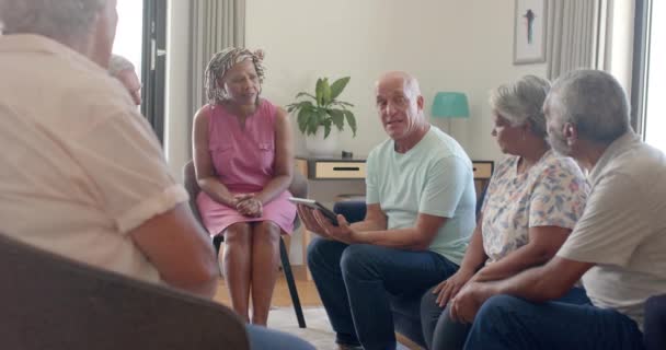 Allvarligt Olika Människor Talar Cirkel Gruppterapi Slow Motion Pensionering Förtvivlan — Stockvideo