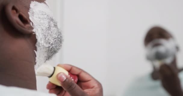 Africano Americano Aplicando Creme Barbear Rosto Banheiro Câmera Lenta Estilo — Vídeo de Stock