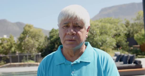 Porträtt Glad Seniorkaukasisk Man Solig Trädgård Oförändrad Slow Motion Pensionering — Stockvideo