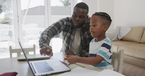 Szczęśliwy Afrykański Ojciec Syn Używają Laptopa Zwolnionym Tempie Styl Życia — Wideo stockowe