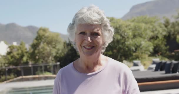 Porträtt Leende Seniorkaukasisk Kvinna Solig Trädgård Oförändrad Slow Motion Pensionering — Stockvideo