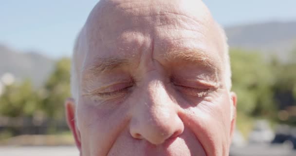 Bahçede Değişmeden Ağır Çekimde Gülümseyen Mutlu Beyaz Adamın Portresi Emeklilik — Stok video