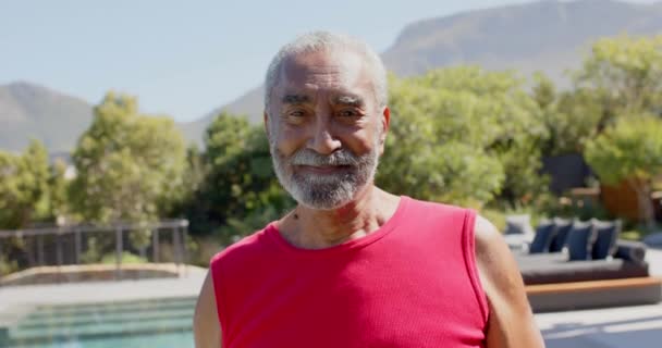 Porträtt Glad Senior Biracial Man Ler Solig Trädgård Oförändrad Slow — Stockvideo