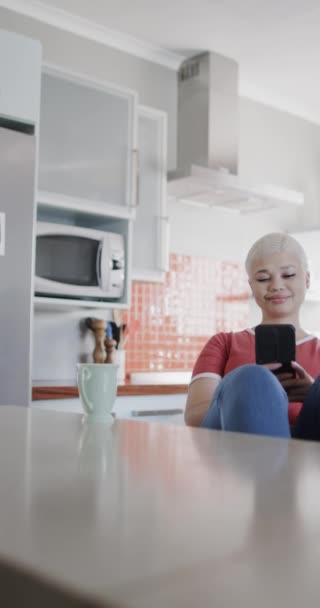 Vídeo Vertical Mulher Biracial Feliz Usando Smartphone Beber Café Câmera — Vídeo de Stock