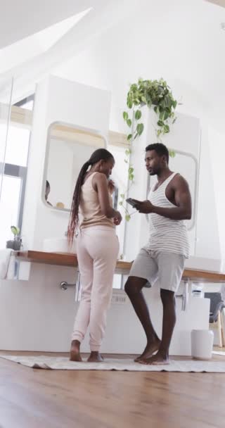Vertikal Video Bahagia African American Pasangan Menggosok Gigi Dan Menggunakan — Stok Video