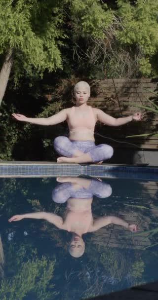 在垂直录像中 快乐的比利卡女人慢吞吞地坐在游泳池边沉思 业余时间 生活方式和活动 — 图库视频影像