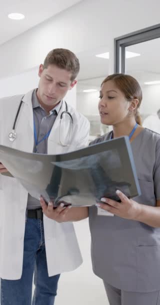 Vídeo Vertical Diversos Médicos Enfermeiras Discutindo Raio Câmera Lenta Cuidados — Vídeo de Stock