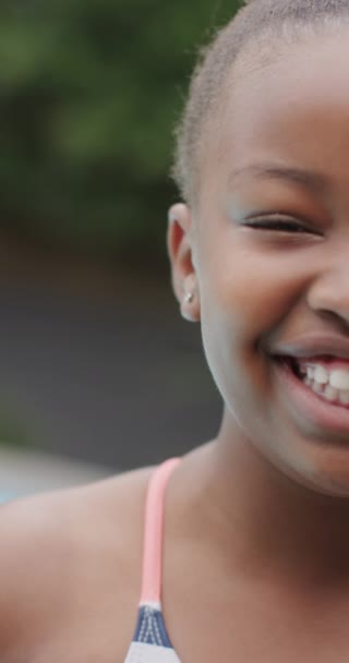 非洲裔美国女孩在花园微笑 动作缓慢的垂直画面 生活方式 童年和家庭生活 — 图库视频影像