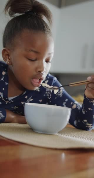 Vertikal Video Afrikansk Amerikansk Flicka Som Äter Frukost Köket Slow — Stockvideo