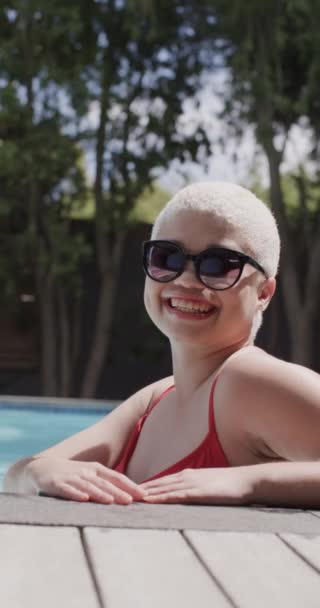 Verticale Video Van Portret Van Vrolijke Biraciale Vrouw Zwembad Slow — Stockvideo