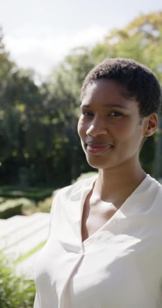 Bahçede Kameraya Bakan Mutlu Afro Amerikan Kadın Portresinin Dikey Videosu — Stok video