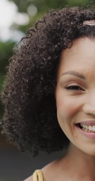 Videoclip Vertical Portretului Femeii Biraciale Zâmbind Grădină Mișcare Lentă Stilul — Videoclip de stoc