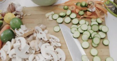 Mutfak tezgahında kaselerin ve çeşitli çiğ sebzelerin genel manzarası, yavaş çekim. Yemek, yemek, sağlıklı yaşam ve ev hayatı..