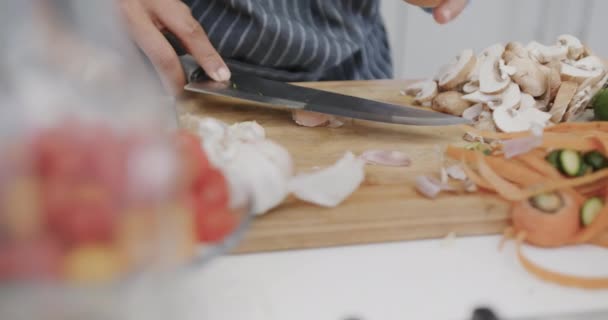 在围裙中段准备食物 在厨房压碎大蒜丁香 慢动作 健康生活和家庭生活 — 图库视频影像