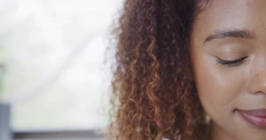 Evde gülümseyen kıvırcık saçlı mutlu çift ırklı kadın portresi. Kopya alanı, ağır çekim. Yaşam tarzı, rahatlama, mutluluk ve ev hayatı, değişmemiş..