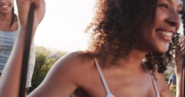 Gün batımında salıncakta sallanan ve bahçede kucaklaşan romantik çift. Ağır çekimde. Yaşam tarzı, ilişki, birliktelik, aşk, rahatlama ve boş zaman, değişmemiş.