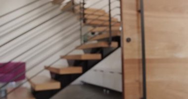 Ahşap ve metal merdiven ve modern ev içinde ahşap kapı, yavaş çekim. İç dekorasyon, mimari, ev ve tasarım.